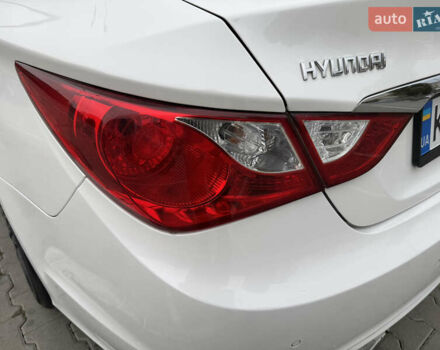Белый Хендай Соната, объемом двигателя 2.36 л и пробегом 98 тыс. км за 12200 $, фото 6 на Automoto.ua