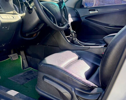 Белый Хендай Соната, объемом двигателя 2 л и пробегом 87 тыс. км за 7900 $, фото 5 на Automoto.ua