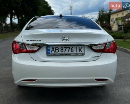 Белый Хендай Соната, объемом двигателя 2.36 л и пробегом 140 тыс. км за 8200 $, фото 4 на Automoto.ua