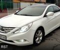 Белый Хендай Соната, объемом двигателя 2.4 л и пробегом 248 тыс. км за 8900 $, фото 1 на Automoto.ua
