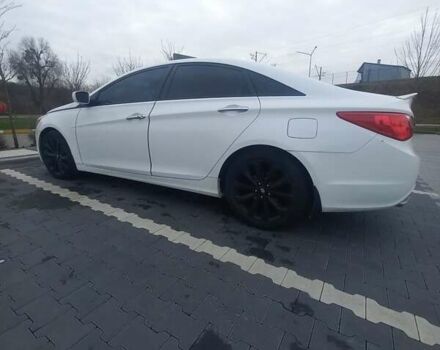 Белый Хендай Соната, объемом двигателя 2.36 л и пробегом 171 тыс. км за 8300 $, фото 6 на Automoto.ua