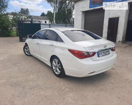 Білий Хендай Соната, об'ємом двигуна 2.4 л та пробігом 140 тис. км за 11000 $, фото 2 на Automoto.ua