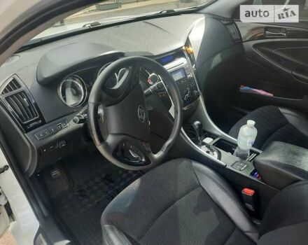 Білий Хендай Соната, об'ємом двигуна 2.4 л та пробігом 140 тис. км за 11000 $, фото 14 на Automoto.ua