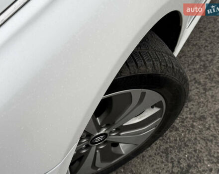 Белый Хендай Соната, объемом двигателя 2.36 л и пробегом 150 тыс. км за 10300 $, фото 4 на Automoto.ua