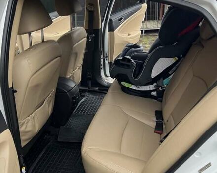 Белый Хендай Соната, объемом двигателя 2.36 л и пробегом 209 тыс. км за 10800 $, фото 5 на Automoto.ua