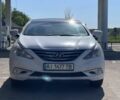 Белый Хендай Соната, объемом двигателя 2 л и пробегом 393 тыс. км за 7100 $, фото 1 на Automoto.ua