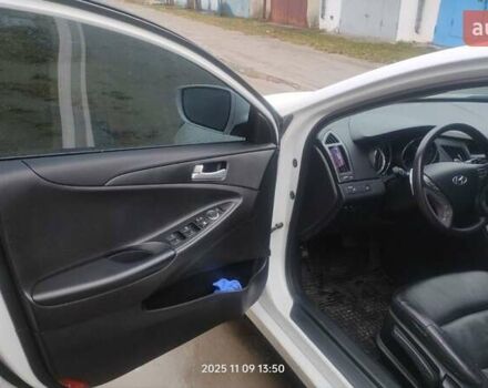 Белый Хендай Соната, объемом двигателя 2 л и пробегом 208 тыс. км за 8500 $, фото 10 на Automoto.ua