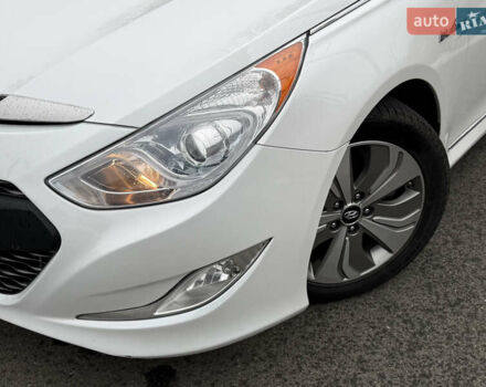 Белый Хендай Соната, объемом двигателя 2.36 л и пробегом 150 тыс. км за 10300 $, фото 2 на Automoto.ua