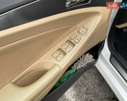 Білий Хендай Соната, об'ємом двигуна 2.4 л та пробігом 150 тис. км за 9900 $, фото 7 на Automoto.ua