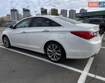 Белый Хендай Соната, объемом двигателя 2.36 л и пробегом 153 тыс. км за 9200 $, фото 5 на Automoto.ua
