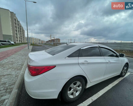 Хендай Соната 2013 в Виннице на Automoto.ua Белый Хендай Соната, объемом двигателя 2 л и пробегом 128 тыс. км за 9100 $, фото 3 на Automoto.ua