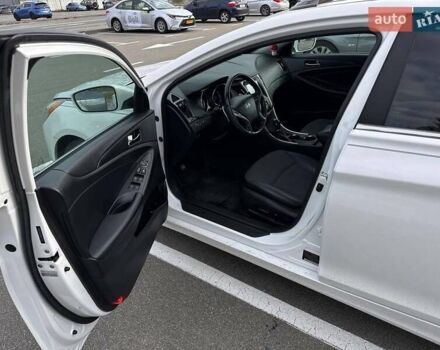 Белый Хендай Соната, объемом двигателя 2.36 л и пробегом 153 тыс. км за 9200 $, фото 12 на Automoto.ua