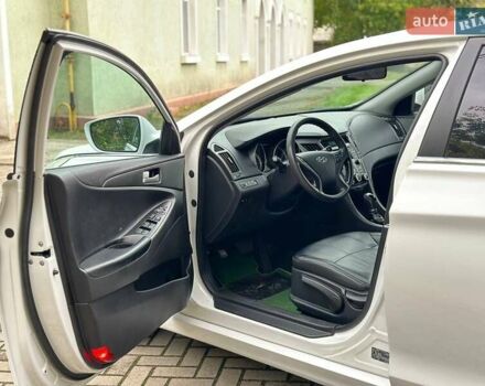 Белый Хендай Соната, объемом двигателя 2 л и пробегом 250 тыс. км за 8500 $, фото 6 на Automoto.ua