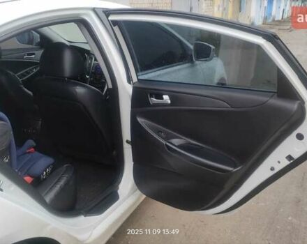 Белый Хендай Соната, объемом двигателя 2 л и пробегом 208 тыс. км за 8500 $, фото 6 на Automoto.ua