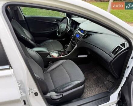 Білий Хендай Соната, об'ємом двигуна 2.36 л та пробігом 222 тис. км за 7700 $, фото 12 на Automoto.ua