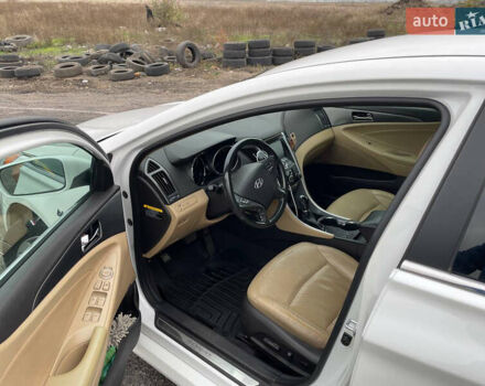 Білий Хендай Соната, об'ємом двигуна 2.4 л та пробігом 150 тис. км за 9900 $, фото 9 на Automoto.ua