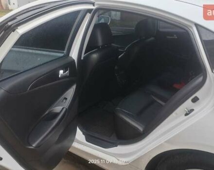 Белый Хендай Соната, объемом двигателя 2 л и пробегом 208 тыс. км за 8500 $, фото 5 на Automoto.ua