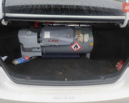 Белый Хендай Соната, объемом двигателя 2 л и пробегом 208 тыс. км за 8500 $, фото 22 на Automoto.ua