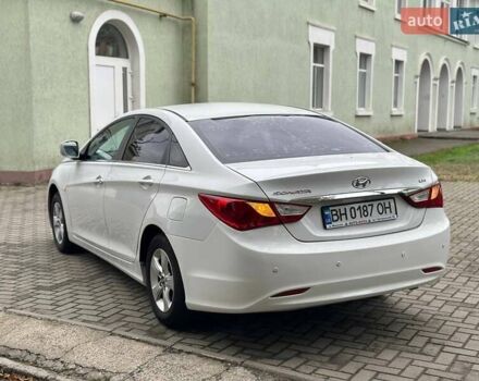 Белый Хендай Соната, объемом двигателя 2 л и пробегом 250 тыс. км за 8500 $, фото 3 на Automoto.ua