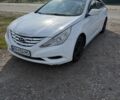 Белый Хендай Соната, объемом двигателя 2 л и пробегом 200 тыс. км за 4250 $, фото 1 на Automoto.ua