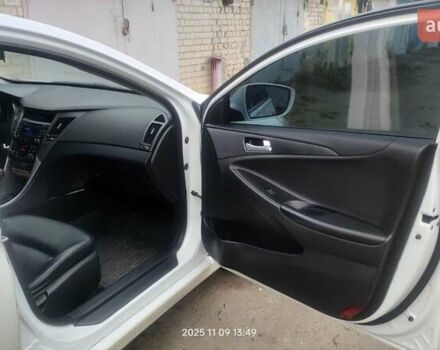 Белый Хендай Соната, объемом двигателя 2 л и пробегом 208 тыс. км за 8500 $, фото 9 на Automoto.ua