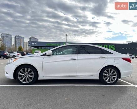 Белый Хендай Соната, объемом двигателя 2.36 л и пробегом 153 тыс. км за 9200 $, фото 1 на Automoto.ua