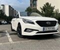 Белый Хендай Соната, объемом двигателя 2 л и пробегом 293 тыс. км за 9400 $, фото 1 на Automoto.ua
