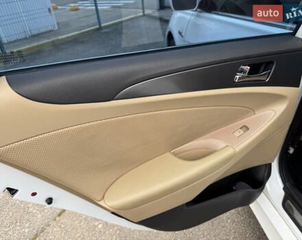 Білий Хендай Соната, об'ємом двигуна 2.36 л та пробігом 212 тис. км за 9990 $, фото 31 на Automoto.ua