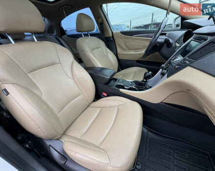 Білий Хендай Соната, об'ємом двигуна 2.36 л та пробігом 212 тис. км за 9990 $, фото 42 на Automoto.ua