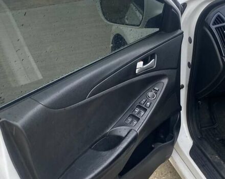 Белый Хендай Соната, объемом двигателя 2 л и пробегом 228 тыс. км за 7600 $, фото 9 на Automoto.ua