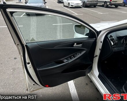 Белый Хендай Соната, объемом двигателя 2 л и пробегом 188 тыс. км за 7300 $, фото 6 на Automoto.ua