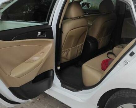 Белый Хендай Соната, объемом двигателя 2.36 л и пробегом 185 тыс. км за 10999 $, фото 3 на Automoto.ua