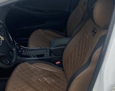 Белый Хендай Соната, объемом двигателя 2 л и пробегом 228 тыс. км за 7600 $, фото 5 на Automoto.ua