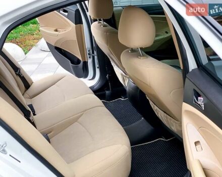 Білий Хендай Соната, об'ємом двигуна 2.4 л та пробігом 211 тис. км за 8500 $, фото 17 на Automoto.ua