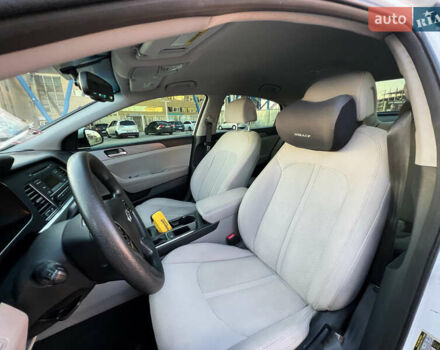 Білий Хендай Соната, об'ємом двигуна 2.36 л та пробігом 144 тис. км за 10900 $, фото 27 на Automoto.ua