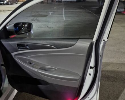 Білий Хендай Соната, об'ємом двигуна 2 л та пробігом 120 тис. км за 11600 $, фото 10 на Automoto.ua