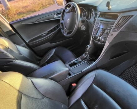 Белый Хендай Соната, объемом двигателя 2 л и пробегом 181 тыс. км за 7600 $, фото 7 на Automoto.ua