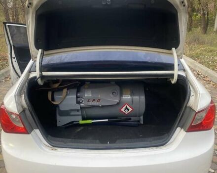 Белый Хендай Соната, объемом двигателя 2 л и пробегом 570 тыс. км за 6200 $, фото 11 на Automoto.ua