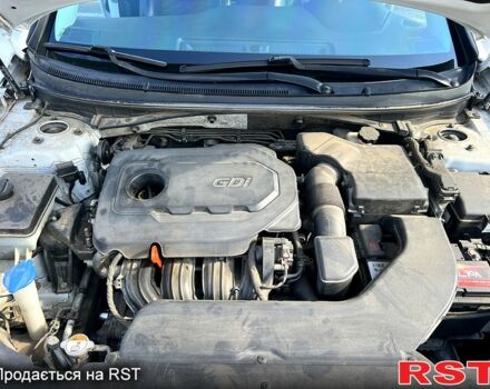 Білий Хендай Соната, об'ємом двигуна 2.4 л та пробігом 174 тис. км за 10000 $, фото 6 на Automoto.ua