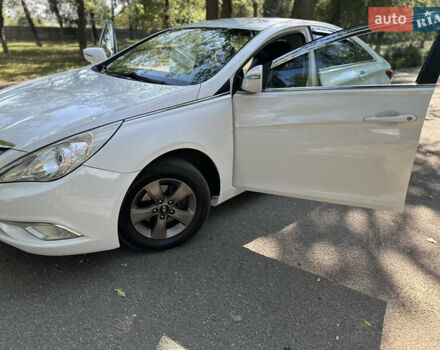 Белый Хендай Соната, объемом двигателя 2 л и пробегом 183 тыс. км за 8500 $, фото 10 на Automoto.ua