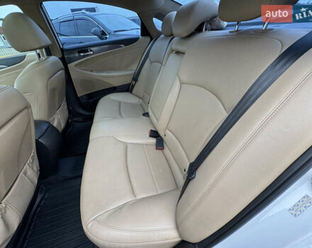 Білий Хендай Соната, об'ємом двигуна 2.36 л та пробігом 212 тис. км за 9990 $, фото 32 на Automoto.ua