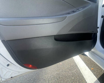 Білий Хендай Соната, об'ємом двигуна 2.36 л та пробігом 138 тис. км за 11000 $, фото 23 на Automoto.ua