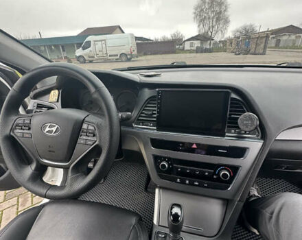 Белый Хендай Соната, объемом двигателя 2 л и пробегом 280 тыс. км за 9999 $, фото 11 на Automoto.ua