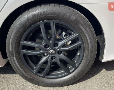 Белый Хендай Соната, объемом двигателя 2.4 л и пробегом 83 тыс. км за 12000 $, фото 5 на Automoto.ua