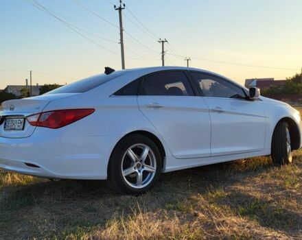 Белый Хендай Соната, объемом двигателя 2 л и пробегом 181 тыс. км за 7600 $, фото 1 на Automoto.ua