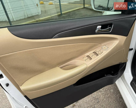 Білий Хендай Соната, об'ємом двигуна 2.36 л та пробігом 212 тис. км за 9990 $, фото 16 на Automoto.ua