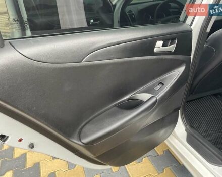 Білий Хендай Соната, об'ємом двигуна 2 л та пробігом 230 тис. км за 7500 $, фото 16 на Automoto.ua