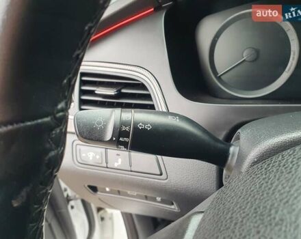 Белый Хендай Соната, объемом двигателя 2.36 л и пробегом 235 тыс. км за 11000 $, фото 24 на Automoto.ua