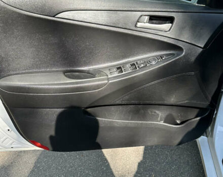 Белый Хендай Соната, объемом двигателя 2 л и пробегом 183 тыс. км за 8500 $, фото 14 на Automoto.ua