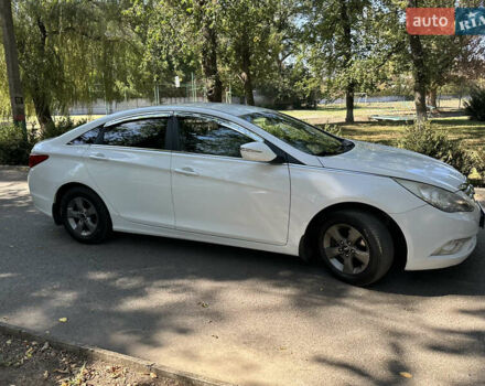 Белый Хендай Соната, объемом двигателя 2 л и пробегом 183 тыс. км за 8500 $, фото 2 на Automoto.ua